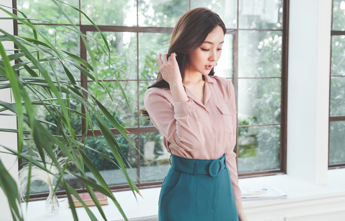 肩垫 两侧口袋 敝领 罩衫