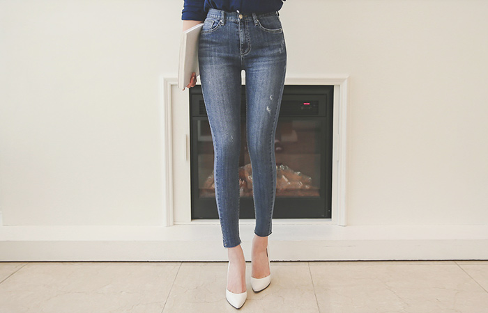 刮切割紧身牛仔裤