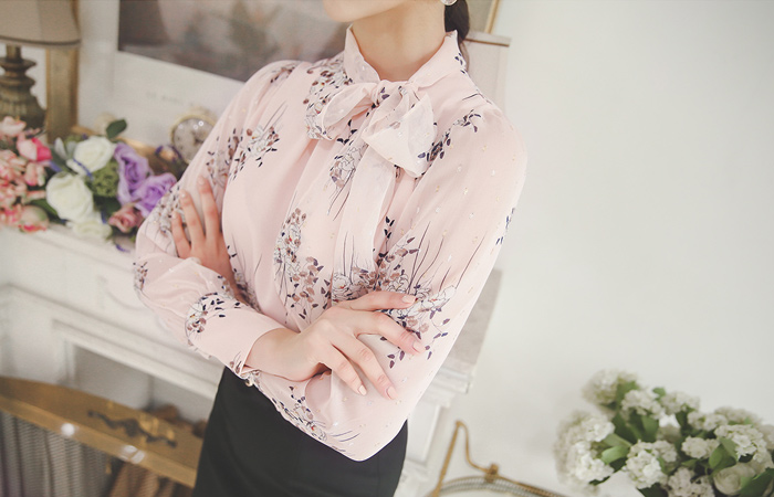 黄金触摸花女衬衫脖子上的围巾