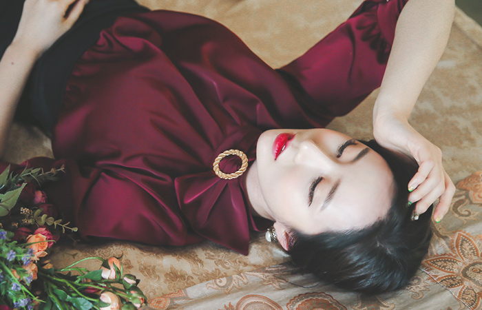 优雅金戒指围巾连衣裙