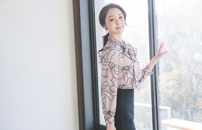 钢笔艺术绘图丝带围巾女人衬衫