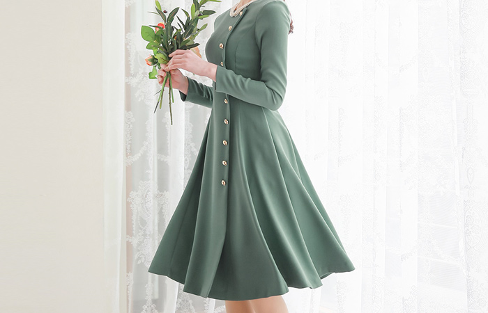 Julia侧纽金色纽扣喇叭连衣裙