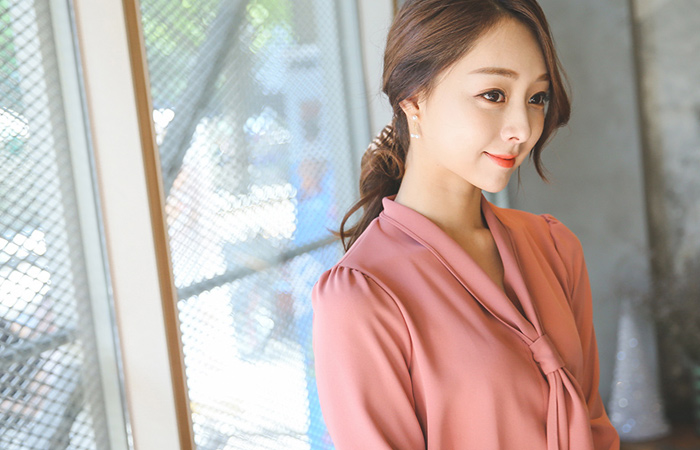 女人坦领领带女衬衫