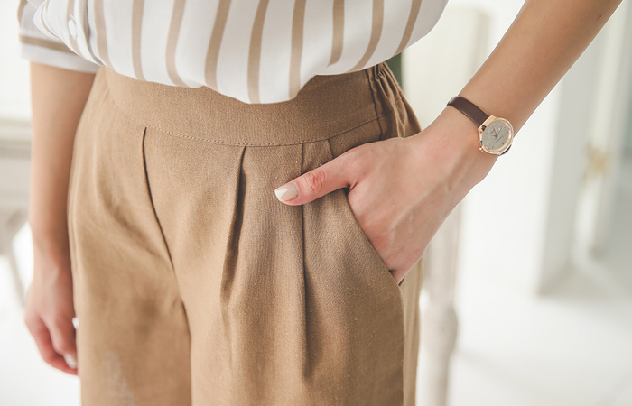 弯曲背部针抱膝亚麻短裤