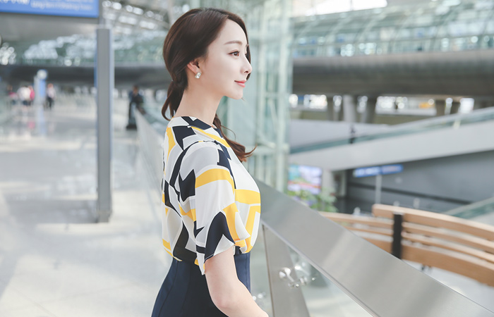 生动的块项链女人衬衫