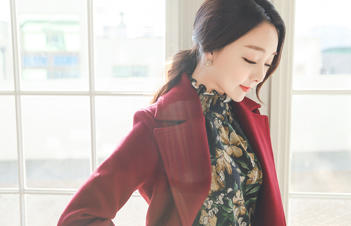 大胆的金色纽扣一个线条呢子大衣