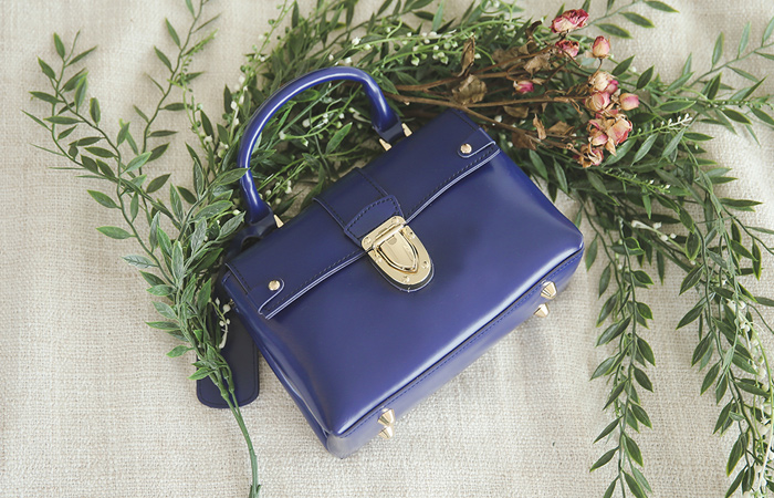 [模特穿38次]折叠型 金色带扣 有光泽 手提包