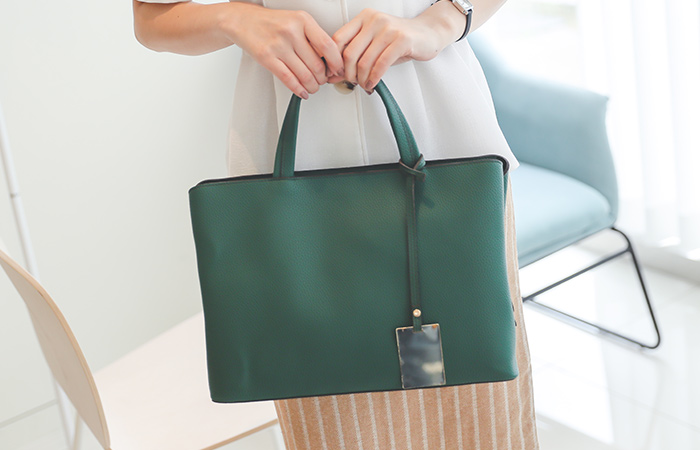 [模特穿38次]侧纽 敞开式 黄金装饰 手提包