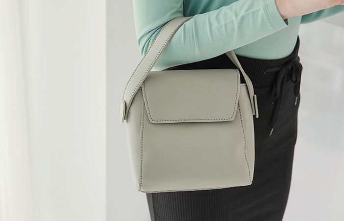 [模特穿38次]简单 翻盖迷你 斜挎包