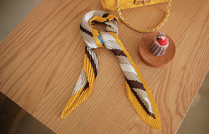  马 鲜明 褶边 围巾