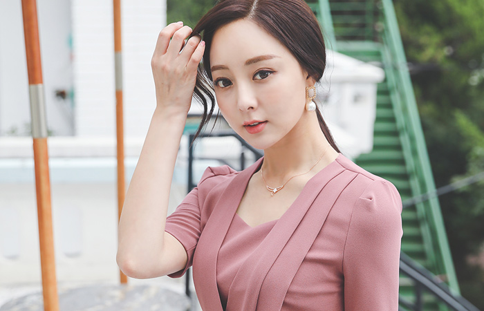 黄金环 腰带 细褶 心形领 连衣裙