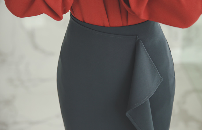 宽荷叶边在线媒体裙子