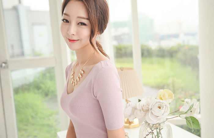 女人的深V针织衫连衣裙