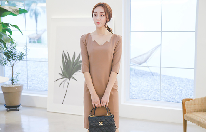 由Square V字领连衣裙