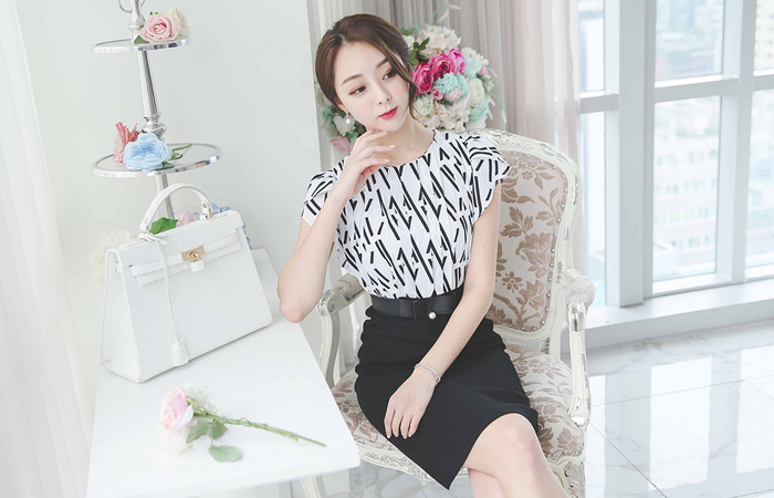 贴线百折郁金香袖连衣裙