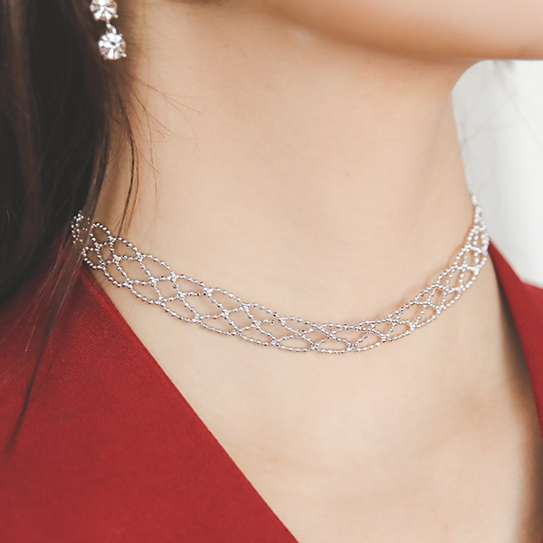 浅银色扭结项链