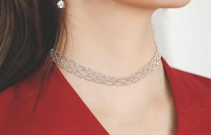 浅银色扭结项链