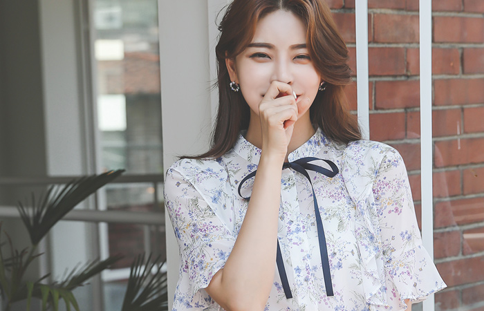 花纹褶裥王冠蝴蝶结罩衫