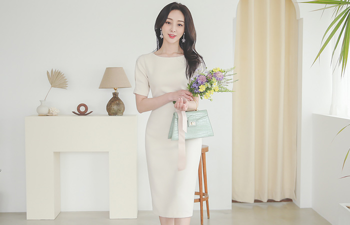 后侧亮点 딥라인 泡泡袖 弹力 连衣裙