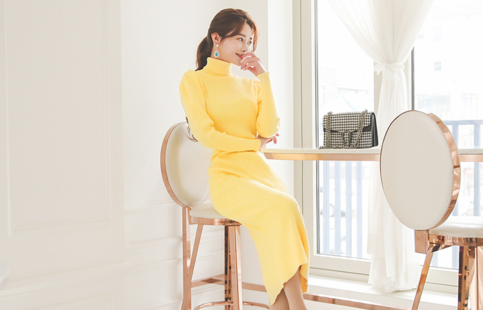 饰边 褶皱 泡泡袖 条绒 高领 针织连衣裙