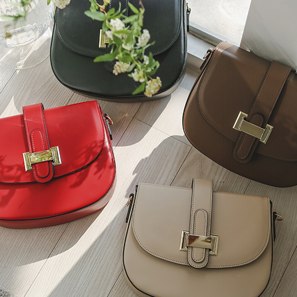 半月形金条装饰翻盖风格斜挎包