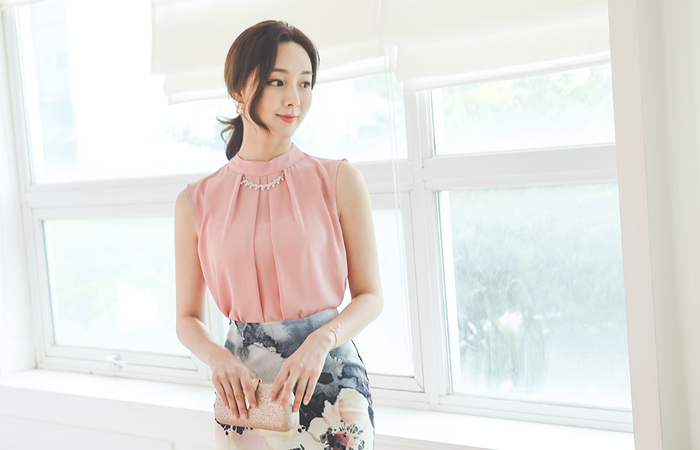 褶皱珠宝领口无袖罩衫