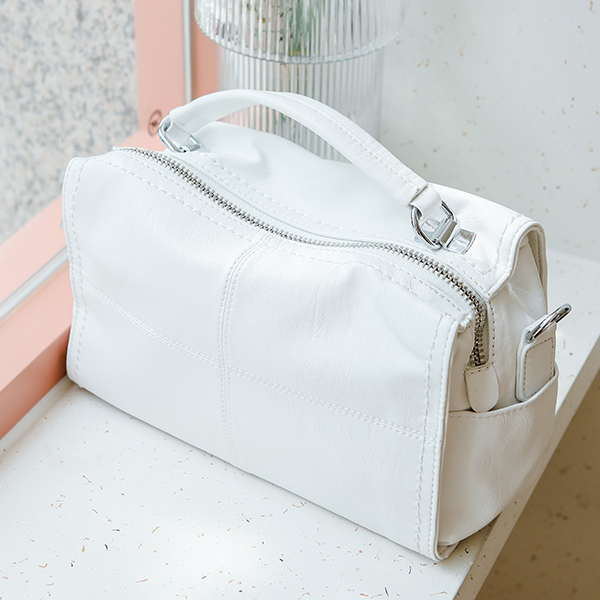 简单 休闲的 方形斜跨包