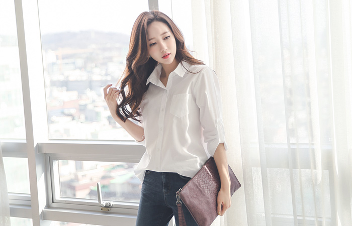 基本的棉长款上衣袖子卷起来