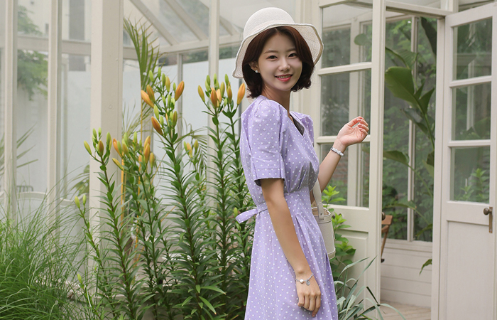 圆点 配色 点缀 V字领 泡泡袖 喇叭 连衣裙