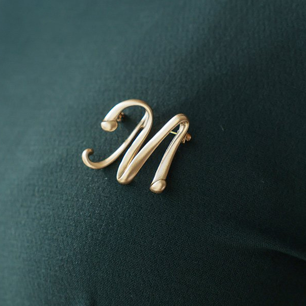 웨이브넥 底端 郁金香 H字型 连衣裙 (衬里加绒)_胸针