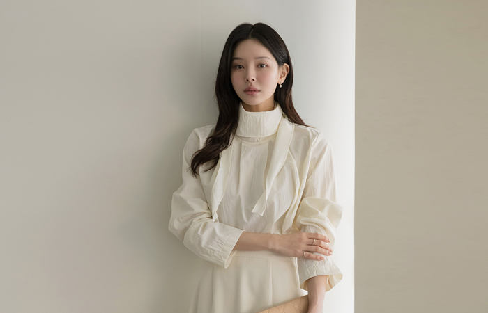 女性化的 围巾领 罩衫