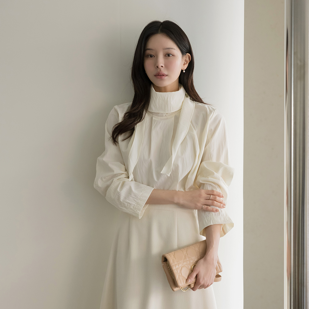 女性化的 围巾领 罩衫