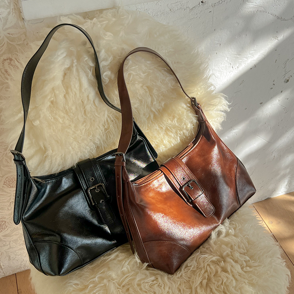 复古 带扣 点缀 肩包