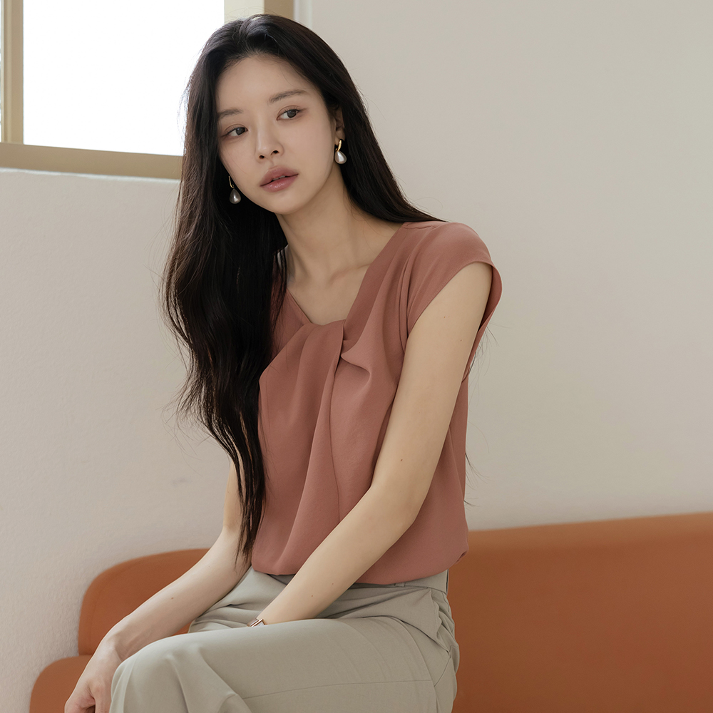 듀이 扭曲领 帽檐袖 罩衫