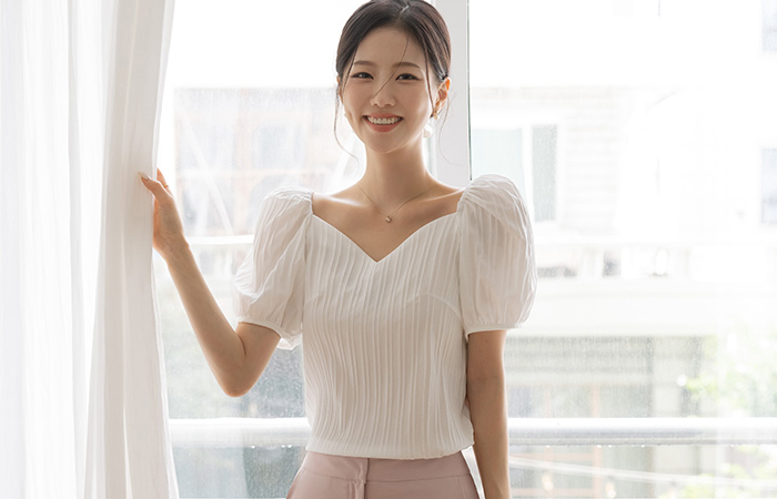 女性化的 心形领 松紧带 泡泡袖 罩衫
