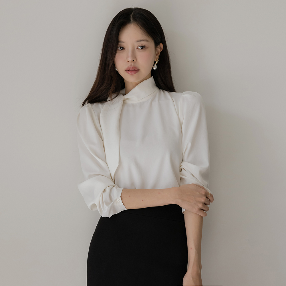 女性化的 围巾领 泡泡袖 罩衫