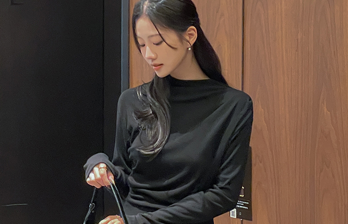 半高领 披盖 褶皱 T恤衫