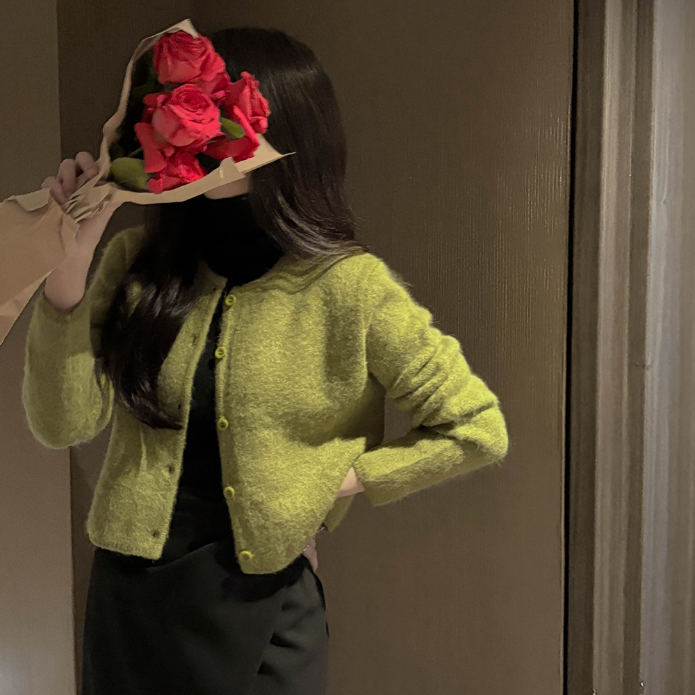 安哥拉 蓬松。 颜色 圆领 开衫