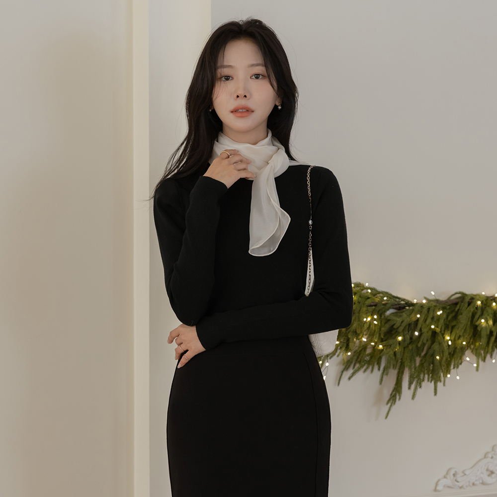 女性化的 围巾领 条绒 针织衫