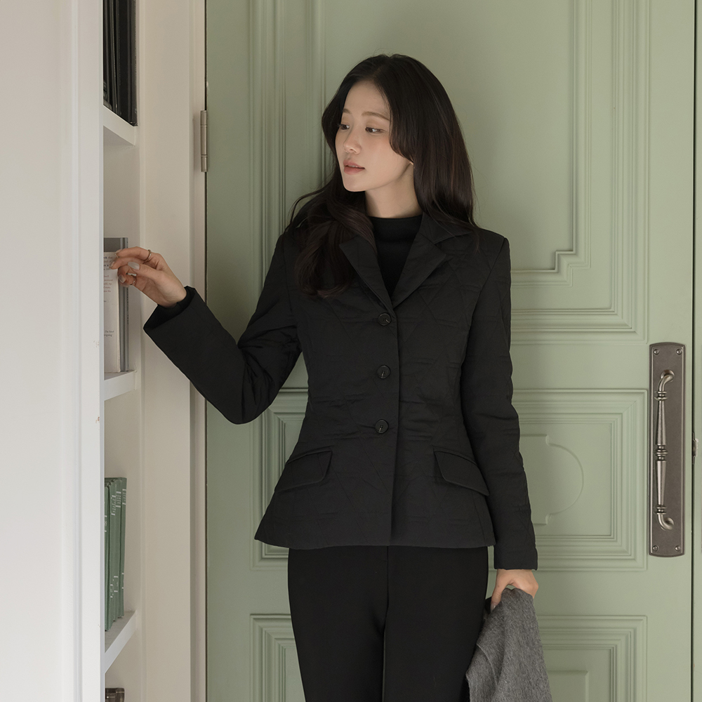 女性化的 翻领 绗缝 荷叶边 羽绒服