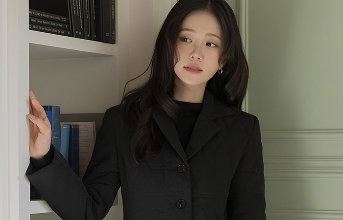 女性化的 翻领 绗缝 荷叶边 羽绒服