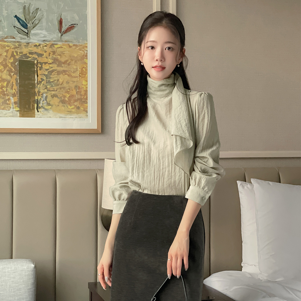 女性化的 围巾领 后侧纽扣 罩衫