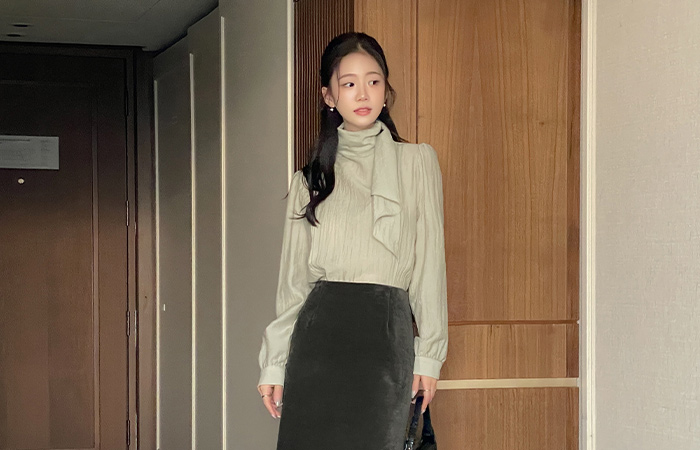 女性化的 围巾领 后侧纽扣 罩衫