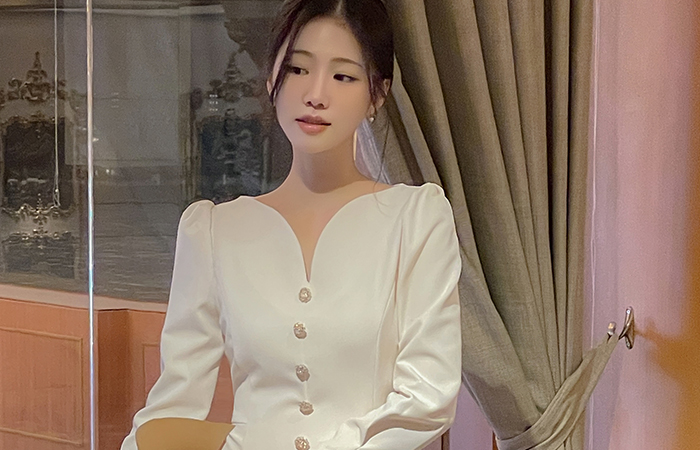 Merry 开口领子 泡泡袖 镶钻 A字型 连衣裙