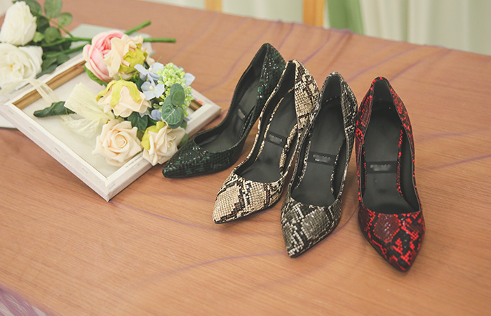 奢华裙蛇皮高跟鞋