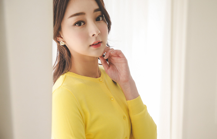 新鲜的圆领开衫