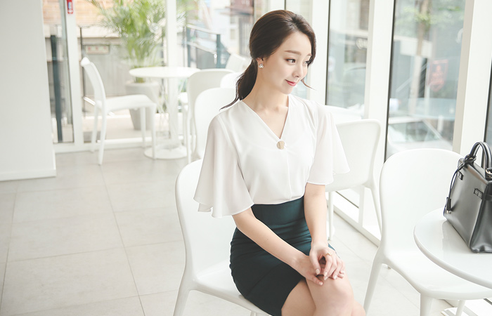 V字领金色纽扣翅膀女衬衫