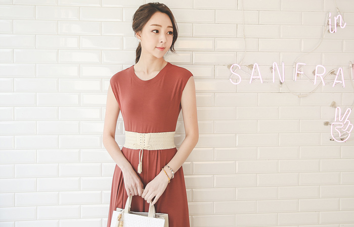 艾米利亚帽套和上将长款连衣裙