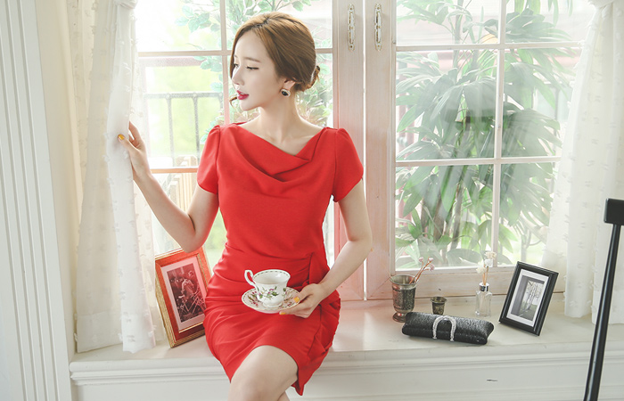 兜帽披褶边连衣裙