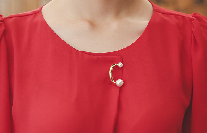 短上衣珍珠环蒙住女衬衫